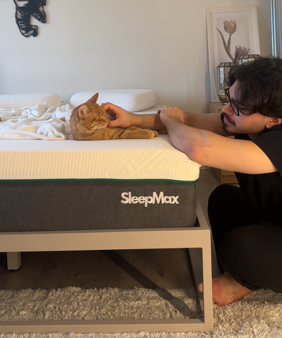 Lifestyle foto van SleepMax op MaxMatras – comfortabel slaapcomfort, huisdier en mens ontspannen op bed